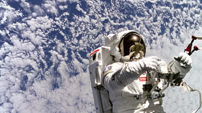 astronaut buang air